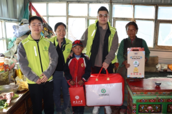 珠峰眼下的爱心暖阳：北京新联会“向阳成长”青少年干事团、北京青爱熏陶基金会助力定日县窘境学子修业路