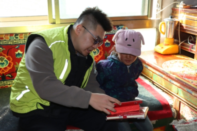 珠峰眼下的爱心暖阳：北京新联会“向阳成长”青少年干事团、北京青爱熏陶基金会助力定日县窘境学子修业路