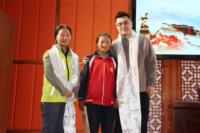 珠峰眼下的爱心暖阳：北京新联会“向阳成长”青少年干事团、北京青爱熏陶基金会助力定日县窘境学子修业路
