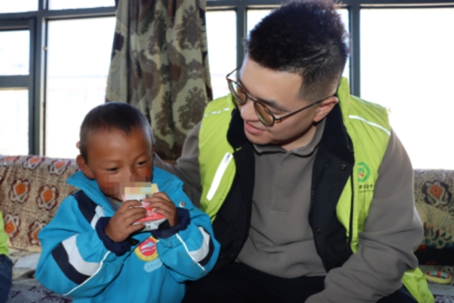 珠峰眼下的爱心暖阳：北京新联会“向阳成长”青少年干事团、北京青爱熏陶基金会助力定日县窘境学子修业路